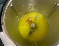 Step <p><span style="font-weight: normal;">Incorpora el vino, el caldo, 1 pellizco de sal y el azafrán.</span></p> illustration