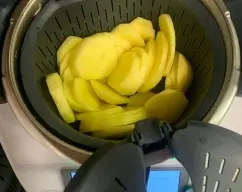 Step <p><span style="font-weight: normal;">Introduce el cestillo con las patatas y programa</span> 6 min/Varoma/ vel. 2. <span style="font-weight: normal;">Mientras tanto, engrasa ligeramente el recipiente y la bandeja Varoma y reparte los lomos de pescado sazonados. Tapa el Varoma.</span></p> illustration