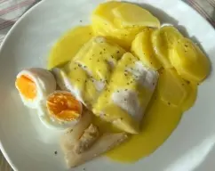 Step <p><span style="font-weight: normal;">Reparte en los platos los lomos de pescado, y acompáñalos con las patatas, espárragos y un huevo duro cortado en cuartos. Riega con la salsa del vaso y espolvorea con el perejil picado</span></p> illustration
