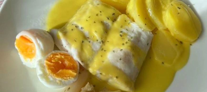 Pescado en salsa de azafrán con espárragos y huevos