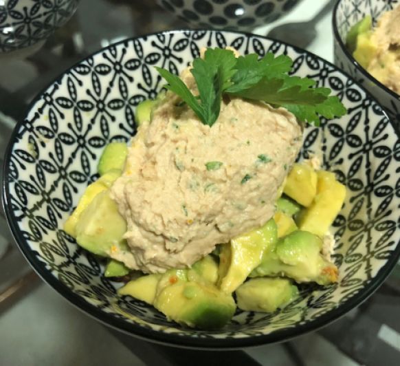 Tartar de aguacate y tomates secos con mousse de atùn
