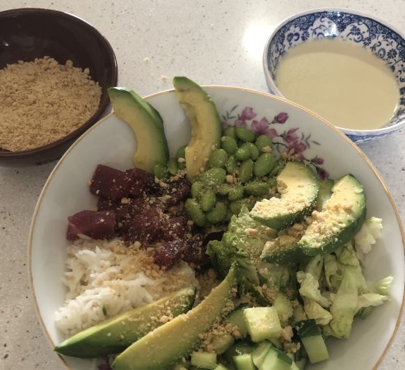 SABORES DE ASÍA. Poke bol de atún, aguacate y salsa wasabi