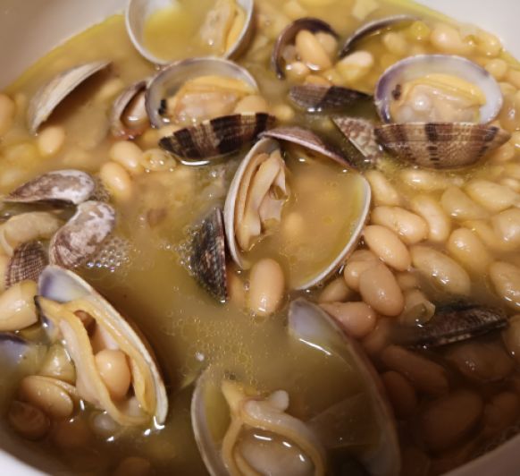 FABAS CON ALMEJAS Ó JUDIAS BLANCAS CON ALMEJAS