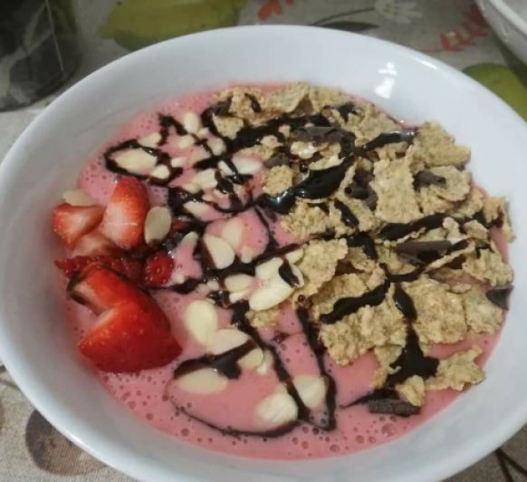 smoothie bowl de fresas coco chocolate
