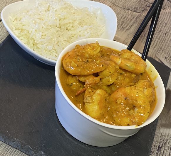 Curry de langostinos con arroz basmati.