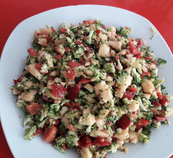 Ensalada de brócoli, pimiento rojo y manzana